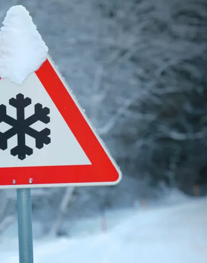 A sign with a snow flake