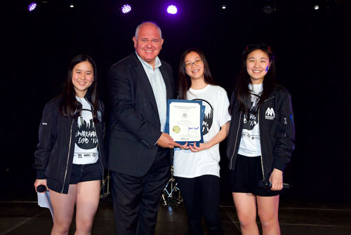 Mayor Frank Scarpitti presenting the Markham Youth Awards